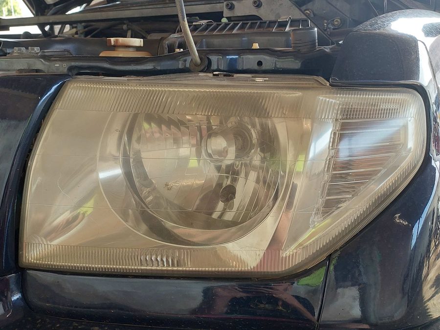 Farol do carro antes do serviço