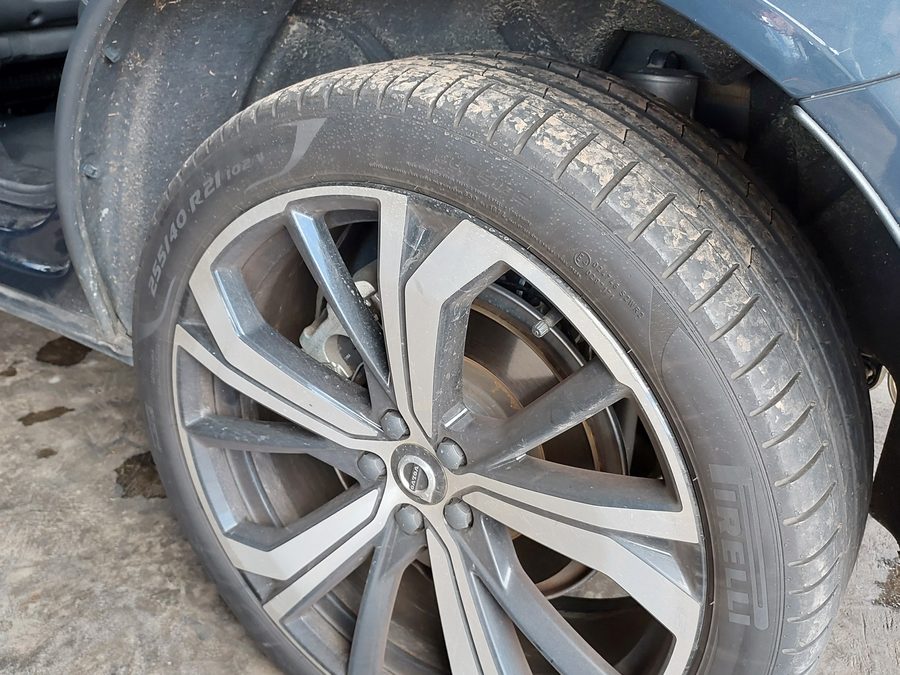 Roda do carro antes do serviço