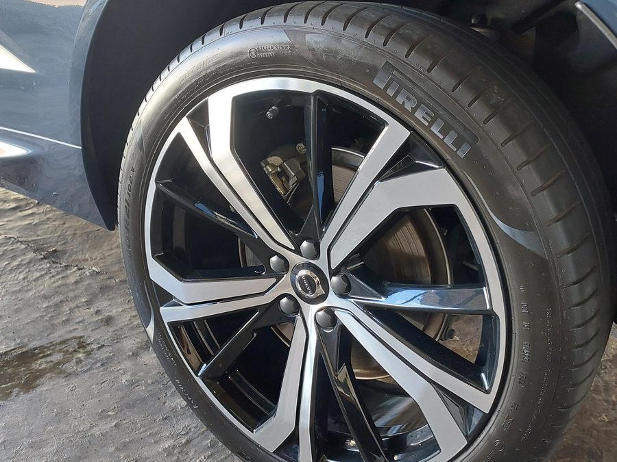 Roda do carro depois do serviço