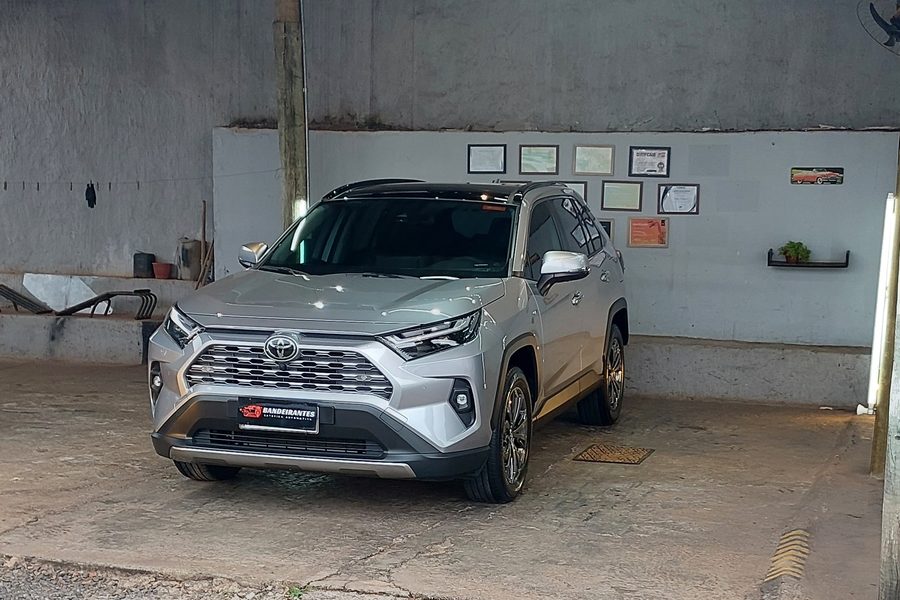 Box coberto da Bandeirantes, com um carro dentro