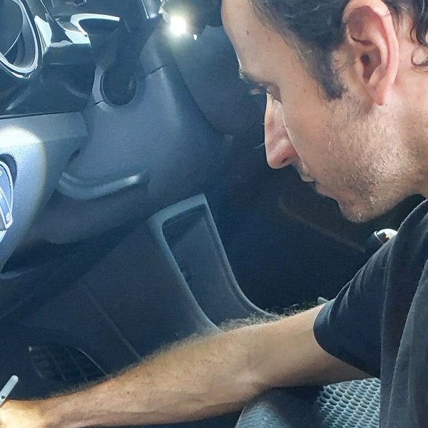 Vitor limpando o interior de um carro na Bandeirantes